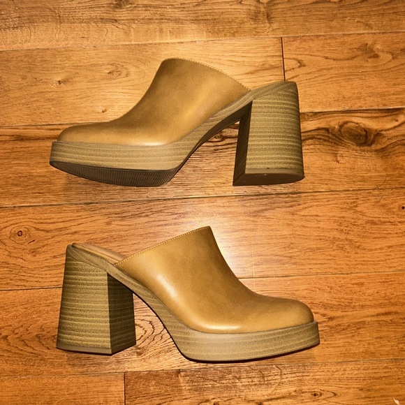 Universal Thread Clogs - Picture 5 of 9